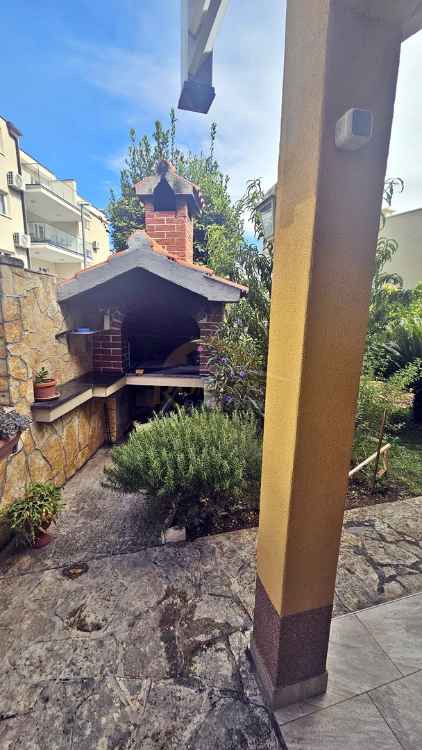 Casa con appartamenti a Okrug Gornji/Čiovo, seconda fila dal mare - 5 appartamenti